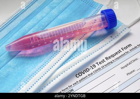 Dépistage de la présence de covid-19 ou de coronavirus. Tube à centrifuger contenant un échantillon avec un formulaire de test covid vierge Banque D'Images