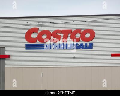 Calgary, Alberta, Canada. 10 mai 2024. Une affiche pour le magasin de gros Costco Banque D'Images