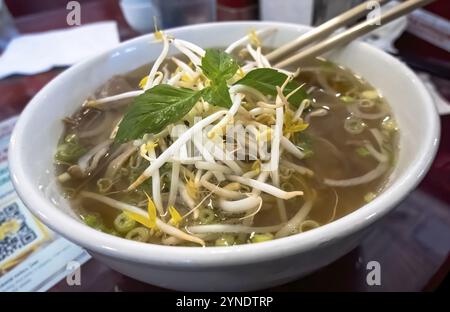 Pho un plat de soupe vietnamien composé de bouillon, de nouilles de riz, d'herbes et de viande. Un aliment populaire au Vietnam où il est servi dans les ménages, rue-stal Banque D'Images