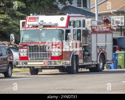 Calgary, Alberta, Canada. 17 juillet 2024. Un camion de pompiers portant l'emblème du service d'incendie de Calgary, poste 36. Texte rouge Banque D'Images