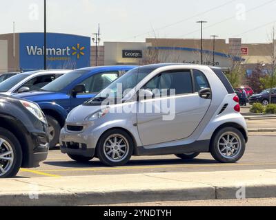 Calgary, Alberta, Canada. 17 juillet 2024. Une Smart fortwo argentée une voiture compacte garée dans un magasin Walmart Banque D'Images