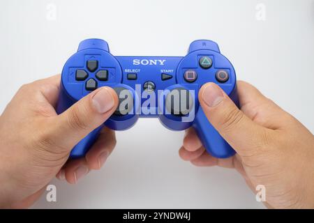 Calgary, Alberta, Canada. 20 juillet 2020. Une personne utilisant une télécommande PlayStation bleue Banque D'Images