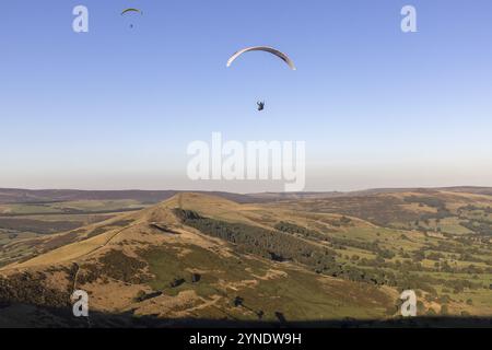 Parapente, Mam Tor, sommet des High Peaks, Castleton, Derbyshire, Angleterre, Royaume-Uni, Europe Banque D'Images