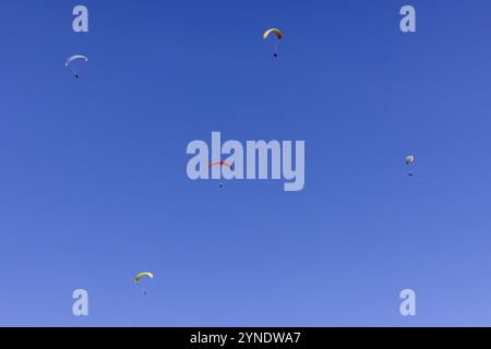 Parapente, Mam Tor, sommet des High Peaks, Castleton, Derbyshire, Angleterre, Royaume-Uni, Europe Banque D'Images