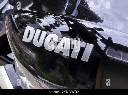 Shiga, Japon. 11 novembre 2023. Un signe Ducati sur une moto Banque D'Images