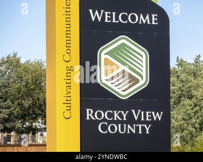 Cochrane, AB, Canada. 13 août 2023. Un gros plan sur un panneau de bienvenue au comté de Rocky View, un district municipal dans le sud de l'Alberta, Canada, Amérique du Nord Banque D'Images