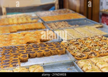 Pâtisseries sucrées faites à la main exposées dans un marché de la ville de Fès. Maroc. Horizontalement. Banque D'Images