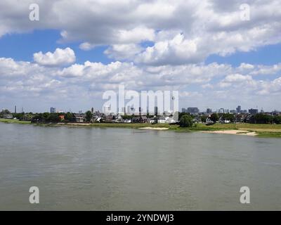 Vue sur le Rhin, avec le centre-ville historique derrière, Duesseldorf, Allemagne, Europe Banque D'Images