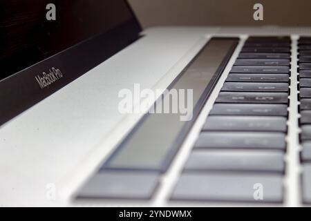 Calgary, Alberta, Canada. 21 septembre 2020. Un clavier MacBook Pro avec la barre tactile Magic Keyboard Banque D'Images