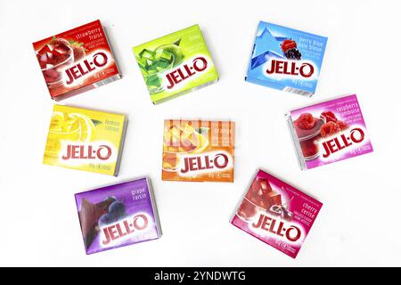 Calgary, Alberta, Canada. 3 mars 2023. Un collage de différentes boîtes Jell-O Flavours sur fond blanc Banque D'Images