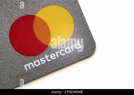 Calgary Alberta, Canada. 25 juillet 2020. Une macro gros plan sur le nouveau logo Mastercard sur une carte de crédit Banque D'Images