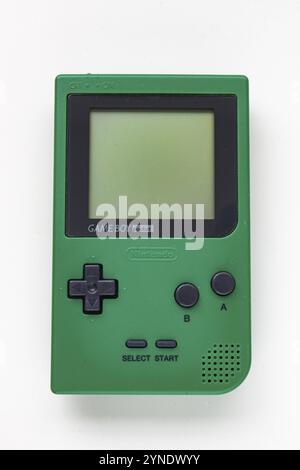 Calgary, Alberta, Canada. 20 juillet 2020. Pochette verte pour Gameboy sur fond blanc Banque D'Images