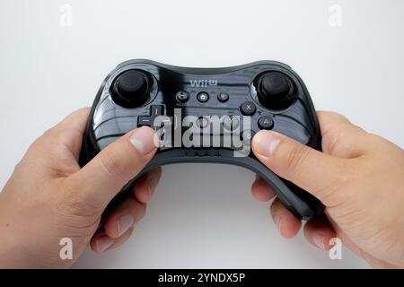 Calgary, Alberta, Canada. 20 juillet 2020. Une personne utilisant une télécommande Wii U noire Banque D'Images