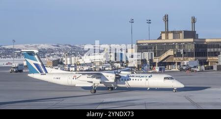 Alberta, Calgary, Canada. 11 décembre 2023. Un avion WestJet de Havilland Dash 8 de type Banque D'Images