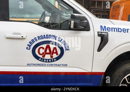 Calgary, Alberta, Canada. 26 avril 2023. Un camion CAA, avec le texte : CARR? S ENTRETIEN ROUTIER, ENTREPRENEUR AGRÉÉ Banque D'Images