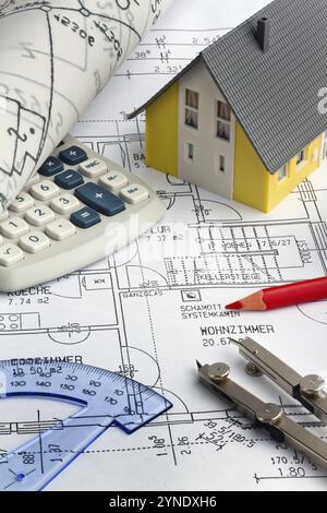 Un plan de construction pour une maison d'habitation, dessins et plans d'un architecte, maison individuelle, maquette de maison, crayon rouge, boussole Vienne, Autriche, Europe Banque D'Images