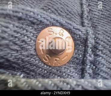 Calgary, Alberta, Canada. Juillet 07, 2024. Gros plan d'un bouton en cuivre sur une paire de jeans levis. Le bouton a un design classique avec un bord cousu Banque D'Images