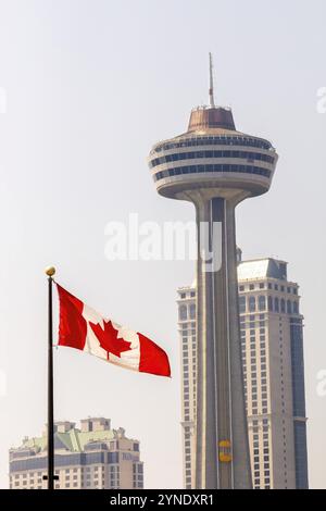 Niagara, Ontario, Canada. 2 janv. 2024 la tour d'observation Skylon avec drapeau du Canada Banque D'Images