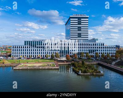 CAMDEN, NJ - 23 NOVEMBRE 2024 : bâtiments historiques du front de mer de Camden ainsi qu'une nouvelle construction. Banque D'Images