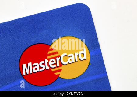 Calgary Alberta, Canada. 25 juillet 2020. Une macro gros plan sur le logo Mastercard classique sur une carte de crédit Banque D'Images