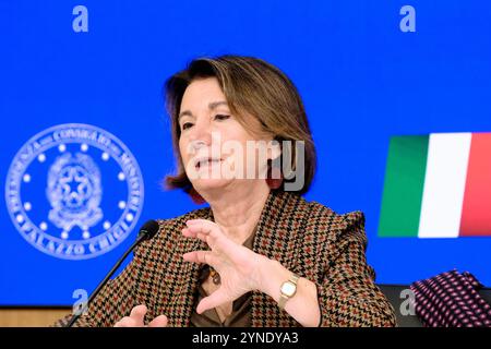 Roma, Italie. 25 novembre 2024. Eugenia Roccella Ministro alla Famiglia natalit&#xe0 ; e pari opportunit&#xe0;, durante la conferenza stampa dopo il Consiglio dei Ministri tenutosi a Palazzo Chigi a Roma, Luned&#xec ; 25 novembre 2024 (foto Mauro Scrobogna/LaPresse) Eugenia Roccella Ministre du taux de natalité familiale et de l'égalité des chances, lors de la conférence de presse après le Conseil de la Chigi, tenue à Rome, novembre 25 2024 novembre à Rome/Lafoire en direct des ministres à Rome/Lafoire, à Lafozo Pazo Pazo, à Lafoire Banque D'Images