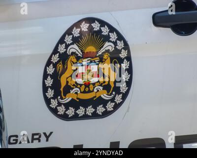 Calgary, Alberta, Canada. 2 août 2024. Gros plan sur les armoiries d'un véhicule de police de Calgary Banque D'Images