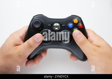 Calgary, Alberta, Canada. 20 juillet 2020. Personne utilisant une télécommande Xbox Banque D'Images