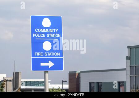 Calgary, Alberta, Canada. 25 juillet 2023. Un panneau de rue avec le texte : POSTE DE POLICE COMMUNAUTAIRE et CASERNE DE POMPIERS Banque D'Images