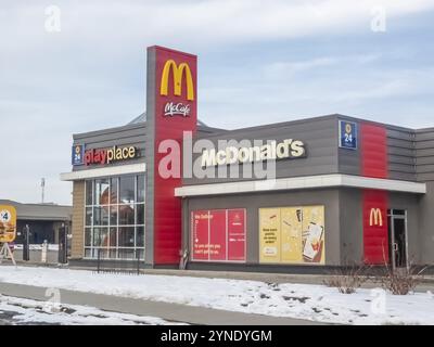 Calgary, Alberta, Canada. 11 avril 2024. Un restaurant de restauration rapide Mc Donalds avec une aire de jeux pour les enfants Banque D'Images