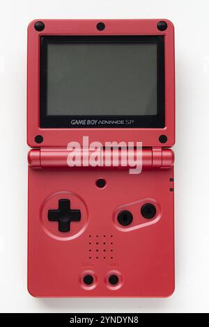 Calgary, Alberta, Canada. 20 juillet 2020. Gameboy Advance SP sur fond blanc Banque D'Images