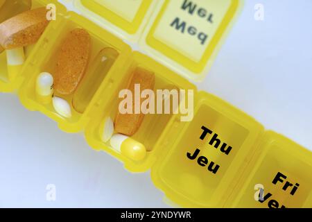 Vue de dessus Fermer un étui Pill Organizer ouvert Banque D'Images