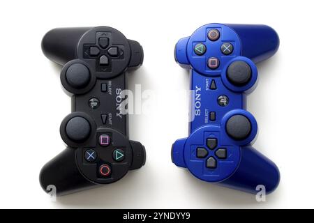 Calgary, Alberta, Canada. 20 juillet 2020. Les télécommandes de la console de jeu Sony noir et bleu sont situées sur un fond blanc Banque D'Images