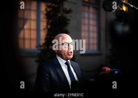 FRANCE-POLITIQUE-GOUVERNEMENT-OPPOSITION-premier ministre Union du leader républicain de droite Eric Ciotti s'adresse à la presse après le sommet avec le premier ministre Michel Barnier à l'Hôtel de Matignon. À Paris, le 25 novembre 2024. PARIS ILE-DE-FRANCE FRANCE COPYRIGHT : XANDREAXSAVORANIXNERIX FRANCE-POLITICS-GOVERNMENT-OPPOS ASAVORANINERI-18 Banque D'Images