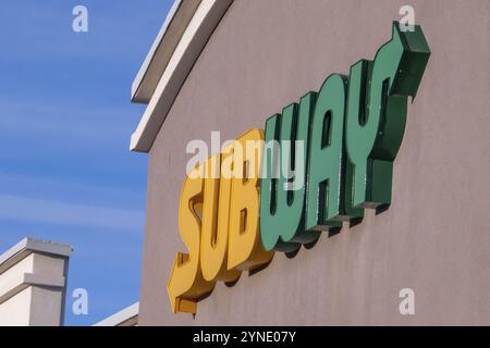 Calgary, Alberta, Canada. 27 février 2023. Un logo de restaurant sandwich Subway Banque D'Images