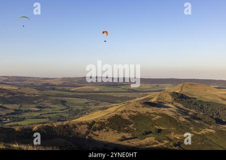 Parapente, Mam Tor, sommet des High Peaks, Castleton, Derbyshire, Angleterre, Royaume-Uni, Europe Banque D'Images