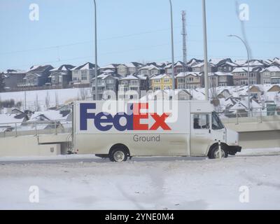 Calgary, Alberta, Canada. 27 février 2023. Un camion FedEx dans la rue pendant l'hiver Banque D'Images