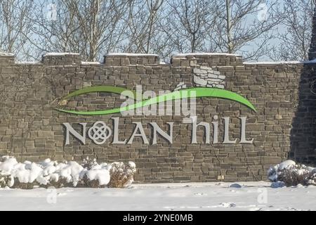 Calgary, Alberta, Canada. 6 mars 2024. Panneau de bienvenue de Nolan Hill, un quartier résidentiel dans le quadrant nord-ouest de Calgary Banque D'Images