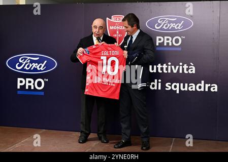 Monza, Italie. 25 novembre 2024. Adriano Galliani, PDG d'AC Monza, avec les dirigeants de Ford lors de l'événement B2B, chez Ford Interauto à Monza, Italie - lundi 25 novembre 2024. Sport - Soccer (photo AC Monza/LaPresse par Studio Buzzi) crédit : LaPresse/Alamy Live News Banque D'Images