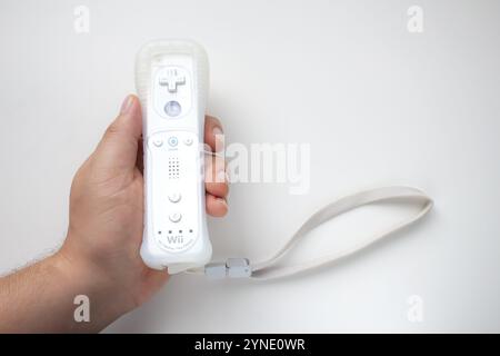 Calgary, Alberta, Canada. 20 juillet 2020. Une personne utilisant une télécommande Wii blanche Banque D'Images