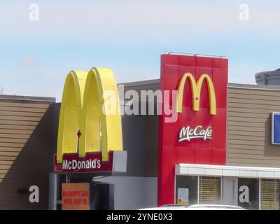 Okotoks, Alberta, Canada. 7 mai 2023. Près d'un panneau de restauration rapide McDonalds Banque D'Images