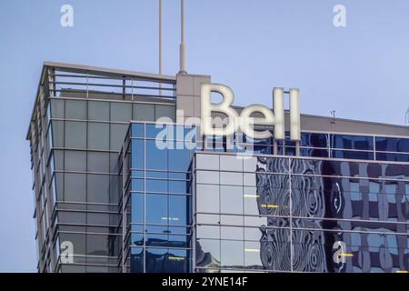 Calgary, Alberta, Canada. 12 juillet 2024. Un panneau Bell sur le dessus d'un immeuble à Calgary Banque D'Images