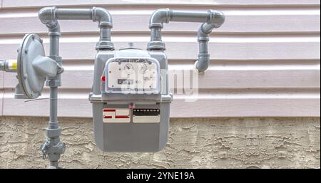 Compteur de gaz naturel urbain résidentiel mesurant la consommation de gaz, compteur de gaz extérieur de maison Banque D'Images