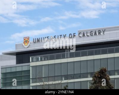 Calgary, Alberta, Canada. 10 mai 2024. Une enseigne de l'Université de Calgary sur un bâtiment Banque D'Images