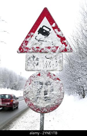 Un panneau de signalisation mal guidé, danger de dérapage en hiver, attention, neige et routes glissantes, panneau d'avertissement Bavière, République fédérale d'Allemagne Banque D'Images