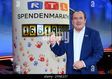 Modérateur Wolfram Kons posiert vor der Spendenanzeige. beim 29. RTL Spendenmarathon wir helfen Kindern 2024 unter dem motto Spenden macht heureux. Beim Diesjährigen Spendenmarathon wurden 16.619.389 Euro gesammelt. Somit wurden nach 29 Jahren über 300 Millionen gesammelt. *** Présentateur Wolfram Kons pose devant l'affichage des dons au RTL Spendenmarathon wir helfen Kindern 2024 29 sous la devise Spenden macht heureux cette année téléthon a levé 16 619 389 euros cela signifie qu'après 29 ans, plus de 300 millions d'euros ont été collectés Banque D'Images