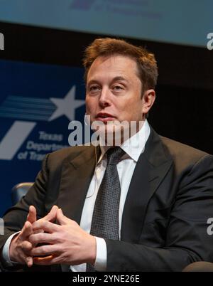 Austin, Texas, États-Unis. 15 janvier 2015. Le PDG de SpaceX et chef de Tesla, ELON MUSK, apparaît au Texas Transportation Forum annuel et au Texas Capitol en 2015 pour faire pression sur les législateurs pour obtenir l'accès au réseau de concessionnaires automobiles du Texas le 15 janvier 2015. Depuis 2015 Musk a construit une monstrueuse usine de voitures électriques à l'extérieur d'Austin alors qu'il développe ses autres entreprises au Texas. (Crédit image : © Bob Daemmrich/ZUMA Press Wire) USAGE ÉDITORIAL SEULEMENT! Non destiné à UN USAGE commercial ! Banque D'Images