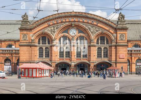 Der Hauptbahnhof und der Bahnhofsplatz à Brême. 09.05.2024, Brême, GER - Haupteingang mit Fassade und Bahnhofsuhr., Brême Brême Deutschland, DEU Hauptbahnhof, Bahnhofsplatz *** la gare principale et la place de la gare de Brême 09 05 2024, Brême, GER entrée principale avec façade et horloge de la gare, Brême Allemagne, DEU gare principale, place de la gare Banque D'Images