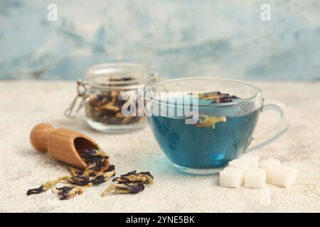 Tasse de thé de fleur de pois papillon sur fond grunge, gros plan Banque D'Images