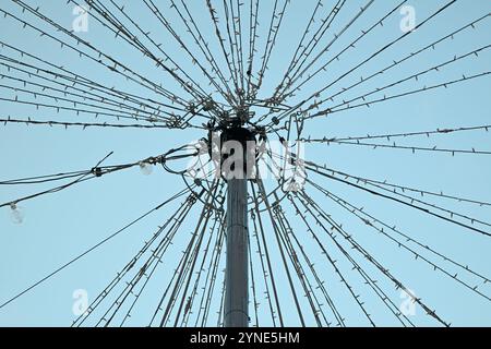 Varsovie, Pologne. 25 novembre 2024. Les décorations de Noël sont vues à la ville se prépare pour la saison de Noël à Varsovie, en Pologne, le 25 novembre 2024. Selon un rapport d'Ipsos, plus d'un tiers des tournées visitant Varsovie viennent de l'étranger, ce qui fait de la ville une alternative viable pour les destiantions de Noël en Europe occidentale. (Photo de Jaap Arriens/Sipa USA) crédit : Sipa USA/Alamy Live News Banque D'Images