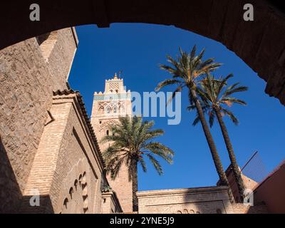 MARRAKECH, MAROC - 21 JANVIER 2014 : vue extérieure de la mosquée de la Koutoubia vue à travers l'arche Banque D'Images